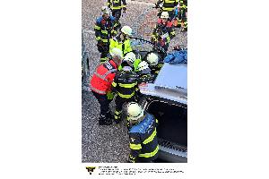 Die Feuerwehr München musste bei einem Verkehrsunfall auf der A 99 schweres technisches Gerät einsetzen.