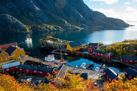 Norwegischer Ort an einem Fjord