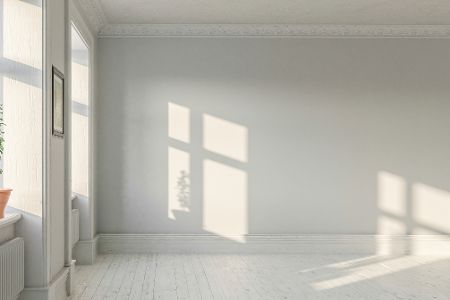 Leere Wohnung, durch deren Fenster die Sonne hereinfällt