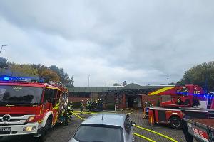 Der Brand unter der Dachhaut wurde mit einem C-Rohr abgelöscht.