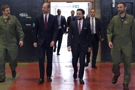 Prinz William und Kronprinz Hussein unterwegs bei der Royal Air Force Prinz William und Kronprinz Hussein unterwegs bei der Royal Air Force