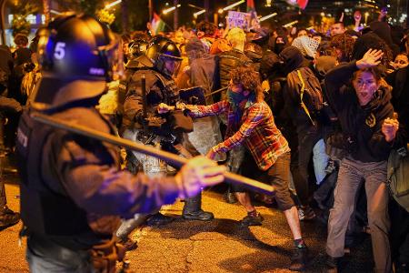 Nach Behördenangaben beteiligten sich in Barcelona rund 15.000 Menschen an einer Demonstration gegen Israel.