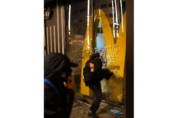 Auch eine Filiale einer US-Schnellimbisskette wurde in Barcelona bei den anti-israelischen Ausschreitungen angegriffen. 