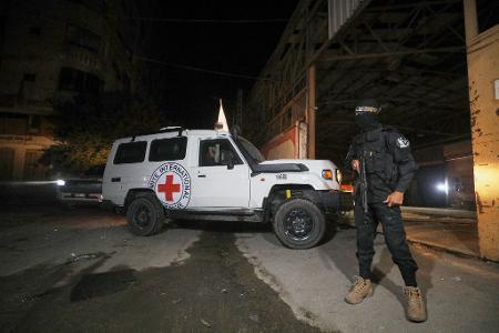 Die Hamas händigte die sterblichen Überreste zweier weiterer getöteter Geiseln an das Rote Kreuz aus. (Archivbild) Die Hamas händigte die sterblichen Überreste zweier weiterer getöteter Geiseln an das Rote Kreuz aus. (Archivbild)