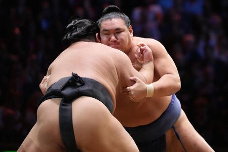 Hakuoho (l) und Hoshoryu in Aktion während ihres Kampfes beim Großen Sumo Turnier in der Royal Albert Hall in London. 