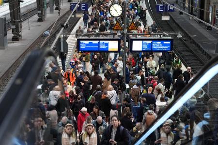 Jeden Tag fahren hunderte Züge am Hamburger Hauptbahnhof. Jeden Tag fahren hunderte Züge am Hamburger Hauptbahnhof.