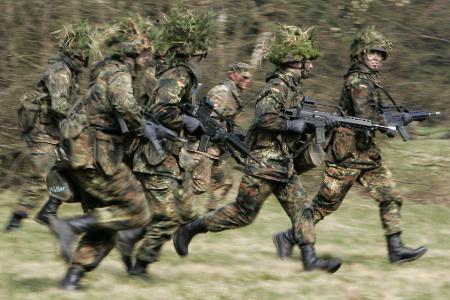 Mit dem Wehrdienstgesetz erhofft sich die Regierung mehr Klarheit darüber, wie viele junge Menschen für die Truppe in Frage kämen, und auch mehr Freiwillige. 