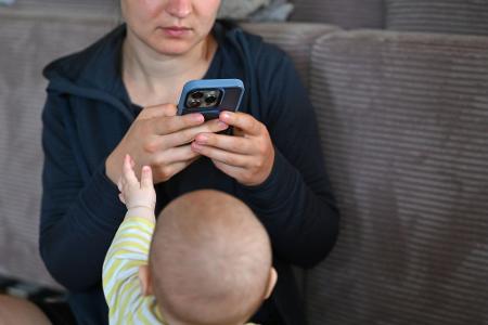  Einige Influencer teilen nicht nur ihr eigenes Leben, sondern auch das ihrer Kinder mit ihren Followern. (Archivbild)