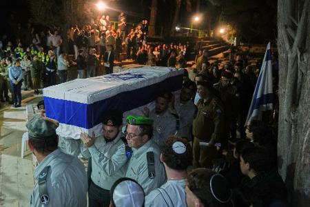 Israelische Soldaten tragen Sarg von getöteter Geisel Daniel Peretz zu Grabe