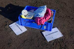 Zu-verschenken-Kiste auf dem Gehweg