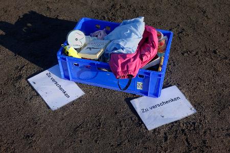 Zu-verschenken-Kiste auf dem Gehweg