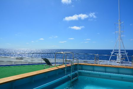 Pool auf einem Kreuzfahrtschiff