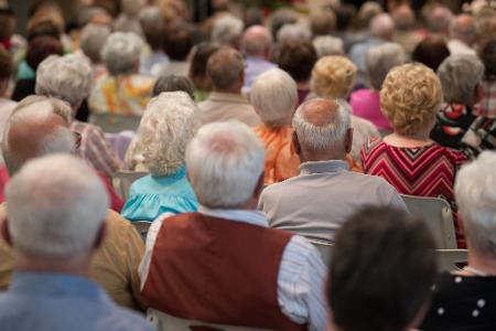 Seniorinnen und Senioren - der Bundestag lieferte sich einen Schlagabtausch über die Rente.