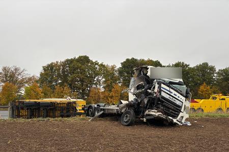 Bild01: Lkw in Straßengraben