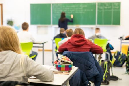 Mit den Leistungen von Schülerinnen und Schülern in Deutschland geht es laut Bildungsstudien bergab. Mit den Leistungen von Schülerinnen und Schülern in Deutschland geht es laut Bildungsstudien bergab.