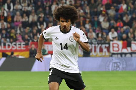 Karim Adeyemi (bis 64.) - Note: 5,0 - Agierte auf dem rechten Flügel unglücklich. Schenkte viele Bälle her, lief sich im Dribbling fest und ließ nach der Pause eine Hundertprozentige liegen. Seine Gelbe Karte wegen Meckerns passte ebenfalls ins Bild. Die gute Form aus Dortmund konnte er nicht auf die DFB-Elf übertragen.