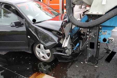 Die Polo-Fahrerin kollidierte mit dem Heck des verkehrsbedingt wartenden Lkw.