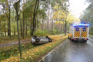 Der Unfallwagen auf dem Dach liegend im Grünstreifen
