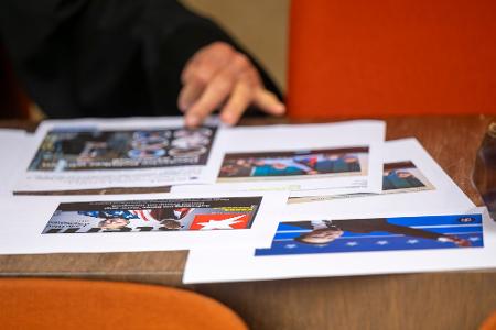 Bystrons Verteidiger versuchte in dessen Abwesenheit, die Vorwürfe vor Gericht mit Hilfe anderer Abbildungen zu relativieren.