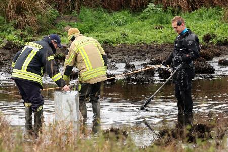 Einsatzkräfte haben bei ihren Ermittlungen zum Tod des achtjährigen Fabian aus Güstrow erneut einen Tümpel im Bereich des Fundortes der Leiche in den Blick genommen. Einsatzkräfte haben bei ihren Ermittlungen zum Tod des achtjährigen Fabian aus Güstrow erneut einen Tümpel im Bereich des Fundortes der Leiche in den Blick genommen.