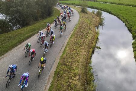 Autos auf der Strecke: Niederländisches Radrennen abgebrochen