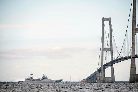 Die Brücke über den Großen Belt - hier ist ein Schiff der russischen Nordflotte unter ihr zu sehen - zählt zu den imposantesten Bauwerken Dänemarks. (Symbolbild) Die Brücke über den Großen Belt - hier ist ein Schiff der russischen Nordflotte unter ihr zu sehen - zählt zu den imposantesten Bauwerken Dänemarks. (Symbolbild)