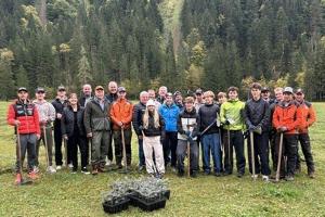 "Für nächste Generationen": Junge Athleten pflanzen junge Fichten