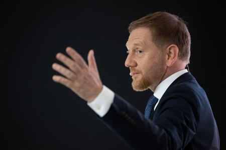 Sachsens Ministerpräsident Michael Kretschmer stellt sich an die Seite seines CDU-Parteikollegen Merz. (Archivbild)