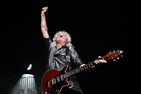 Gitarrenlegende Brian May begeistert das Publikum mit einer Zugabe bei der Premiere von „We Will Rock You“.