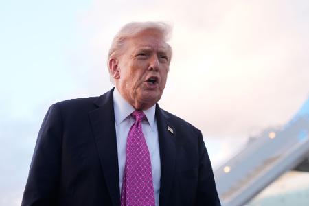 Donald Trump verhängte Zölle auf Lastwagen und Busse - und verlängerte zugleich Vergünstigungen für in den USA produzierte Fahrzeuge mit Import-Bauteilen. Donald Trump verhängte Zölle auf Lastwagen und Busse - und verlängerte zugleich Vergünstigungen für in den USA produzierte Fahrzeuge mit Import-Bauteilen.