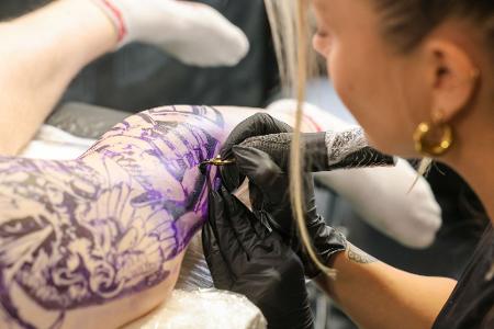 Tattoo Convention: Künstlerin Marie zeigt ihr Können“