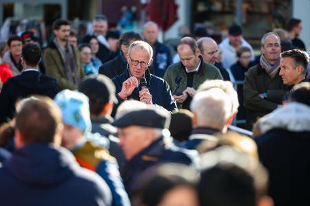 CDU-Chef Merz spricht in Meschede mit Bürgern. 