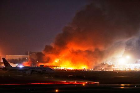Dunkler Qualm steigt bei einem Brand am Hazrat Shahjalal International Airport in Bangladesch auf. Der Flugbetrieb wurde eingestellt. 