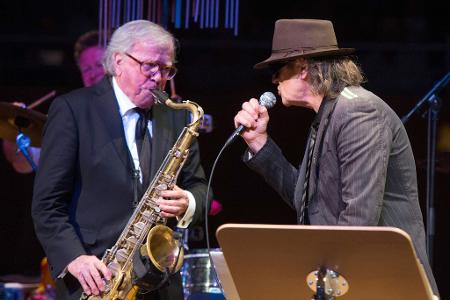  Saxophonist Klaus Doldinger machte auch mit Udo Lindenberg Musik - hier 2016 in Düsseldorf. (Archivbild)