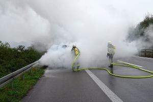 Löscharbeiten auf der A57