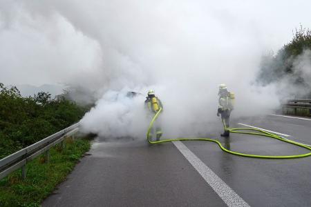 Löscharbeiten auf der A57