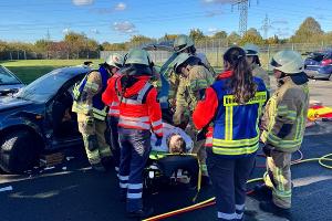 Person wird aus dem Fahrzeug gerettet