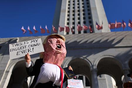 Ein Demonstrant im Donald-Trump-Kostüm nimmt an einer "No Kings"-Demonstration teil.