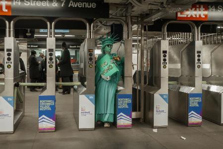 Nach ‘No Kings’-Protest: Freiheitsstatue fährt U-Bahn