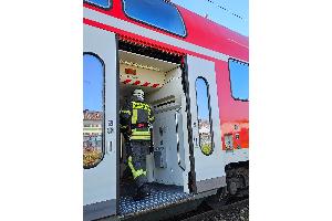 Einsatzkräfte am Zug