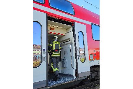 Einsatzkräfte am Zug