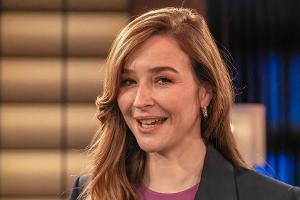 Katrin Bauerfeind präsentiert "Der Comedygipfel - Das Jahr 2025"
