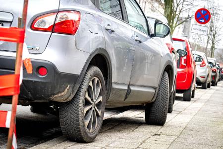 Ein Auto in der Bremer Innenstadt wurde aufgesetzt auf dem Gehweg abgestellt. Eine Aktion soll auf die Probleme dadurch aufmerksam machen. (Symbolbild) 