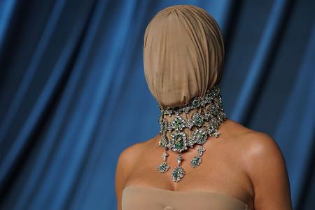 Kim Kardashian erscheint mit verhülltem Kopf bei Academy-Gala