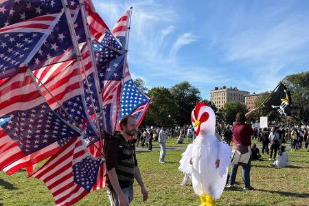 Auffällig in vielen Städten, wie hier in Boston: aufblasbare Kostüme.