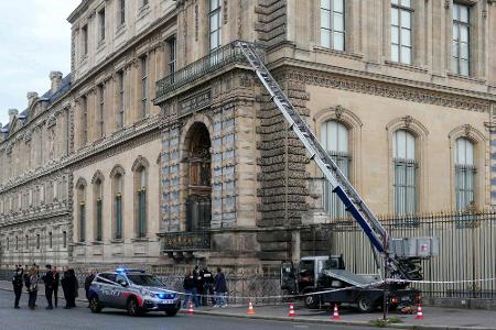 Fahnder sind im Museum auf Spurensuche.