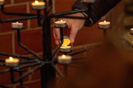 In der Pfarrkirche St. Marien in Güstrow trauern die Menschen.
