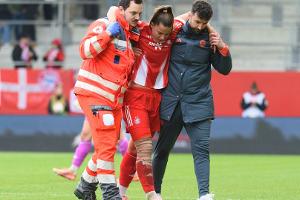 FC Bayern: Oberdorf mit Knieverletzung ausgewechselt