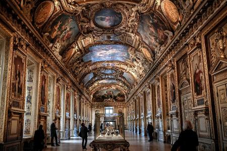 In der prachtvollen Galerie d'Apollon im Louvre wird kostbarer Schmuck ausgestellt. (Archivbild)