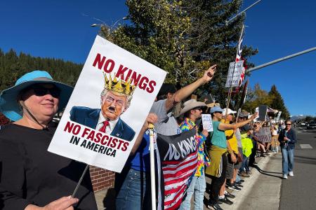 Kritiker werfen US-Präsident Donald Trump vor, zu viel Macht an sich zu reißen.